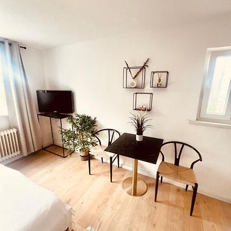 Ferienwohnung An Der Uniklinik Mit Eigener Kueche Und Renoviertem Badezimmer Homburg  Dış mekan fotoğraf