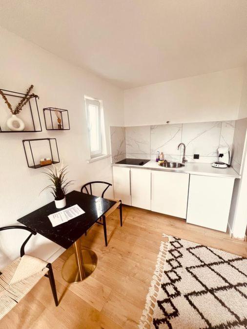 Ferienwohnung An Der Uniklinik Mit Eigener Kueche Und Renoviertem Badezimmer Homburg  Dış mekan fotoğraf