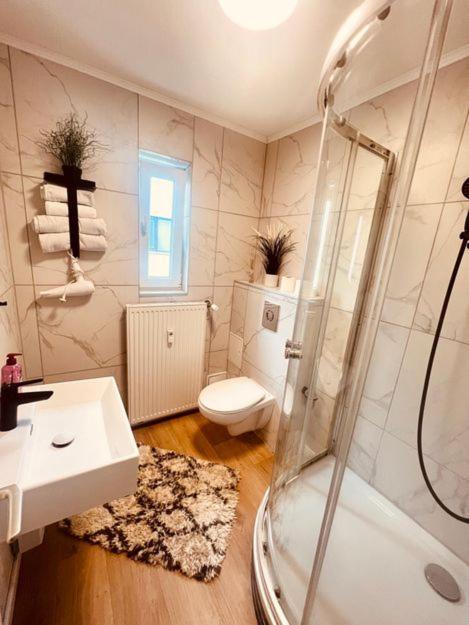 Ferienwohnung An Der Uniklinik Mit Eigener Kueche Und Renoviertem Badezimmer Homburg  Dış mekan fotoğraf