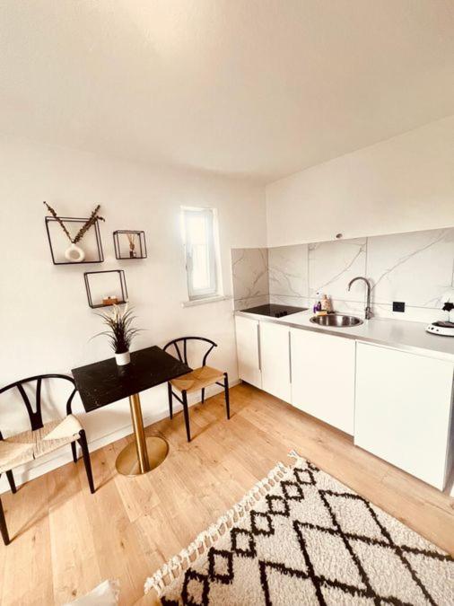 Ferienwohnung An Der Uniklinik Mit Eigener Kueche Und Renoviertem Badezimmer Homburg  Dış mekan fotoğraf