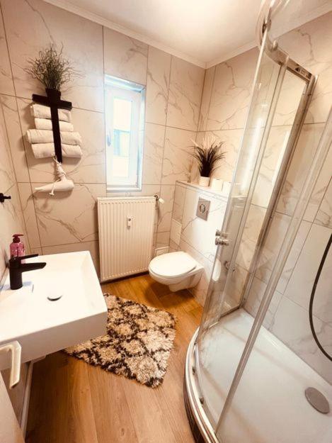 Ferienwohnung An Der Uniklinik Mit Eigener Kueche Und Renoviertem Badezimmer Homburg  Dış mekan fotoğraf
